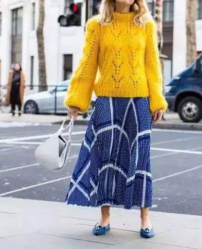 邻近色搭配也是时尚达人惯用的方式 ▼ 深红 浅粉,深紫 浅紫.