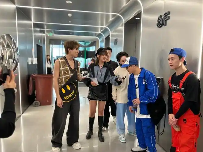 赞多和李斯丹妮学四川话##王晨艺飞行舞社2#直播探班,李斯丹妮教赞多