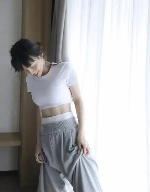 阔太张嘉倪化伪素颜妆扮嫩穿露脐装高调秀马甲线美成校园初恋