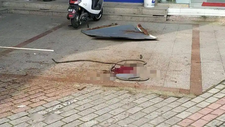 小编赶到现场看到,坠楼者已被120接走,地上留有大滩暗红色血迹.