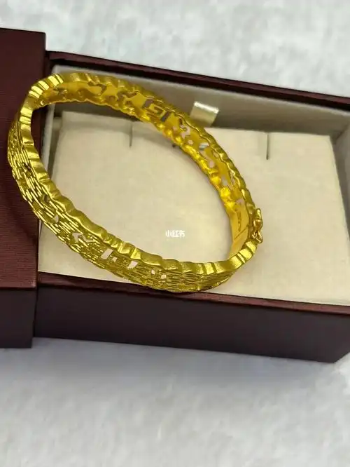 周生生足金梵文手镯