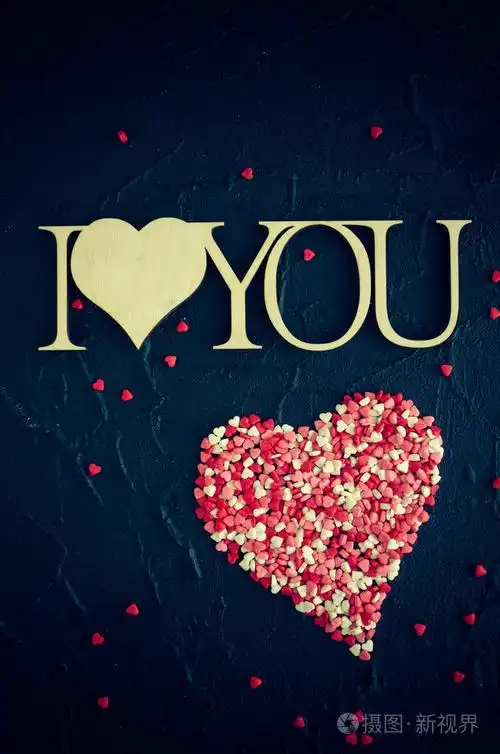 我爱你-石的黑色背景上的木制短语