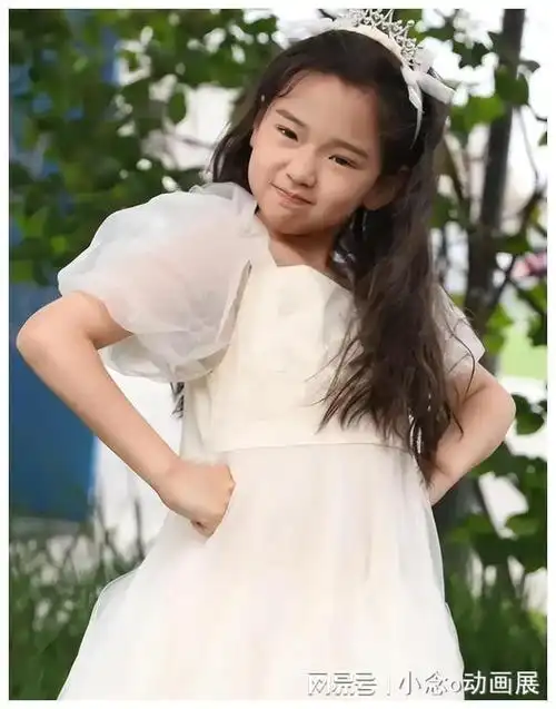 董璇女儿太美了!8岁小酒窝和妈妈游韩国,新造型漂亮大方星范足