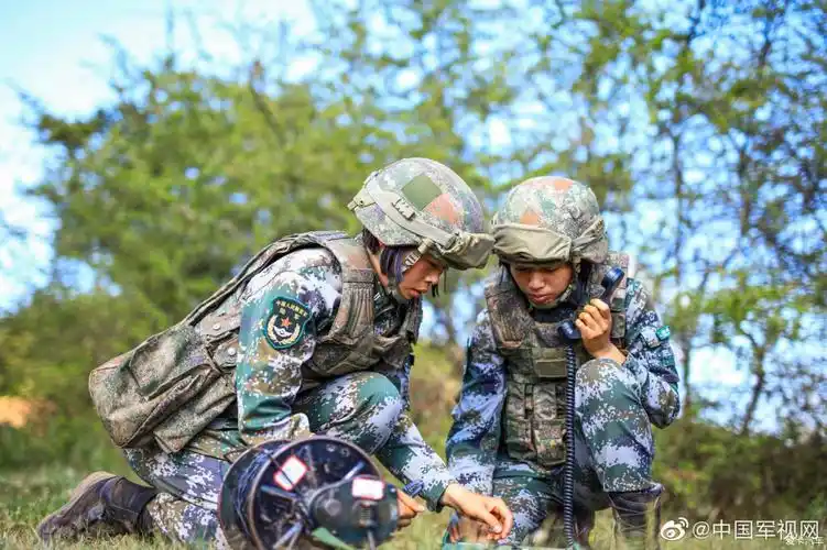 pla南部战区陆军某旅换装星空迷彩新头盔和战术背心的通信女兵