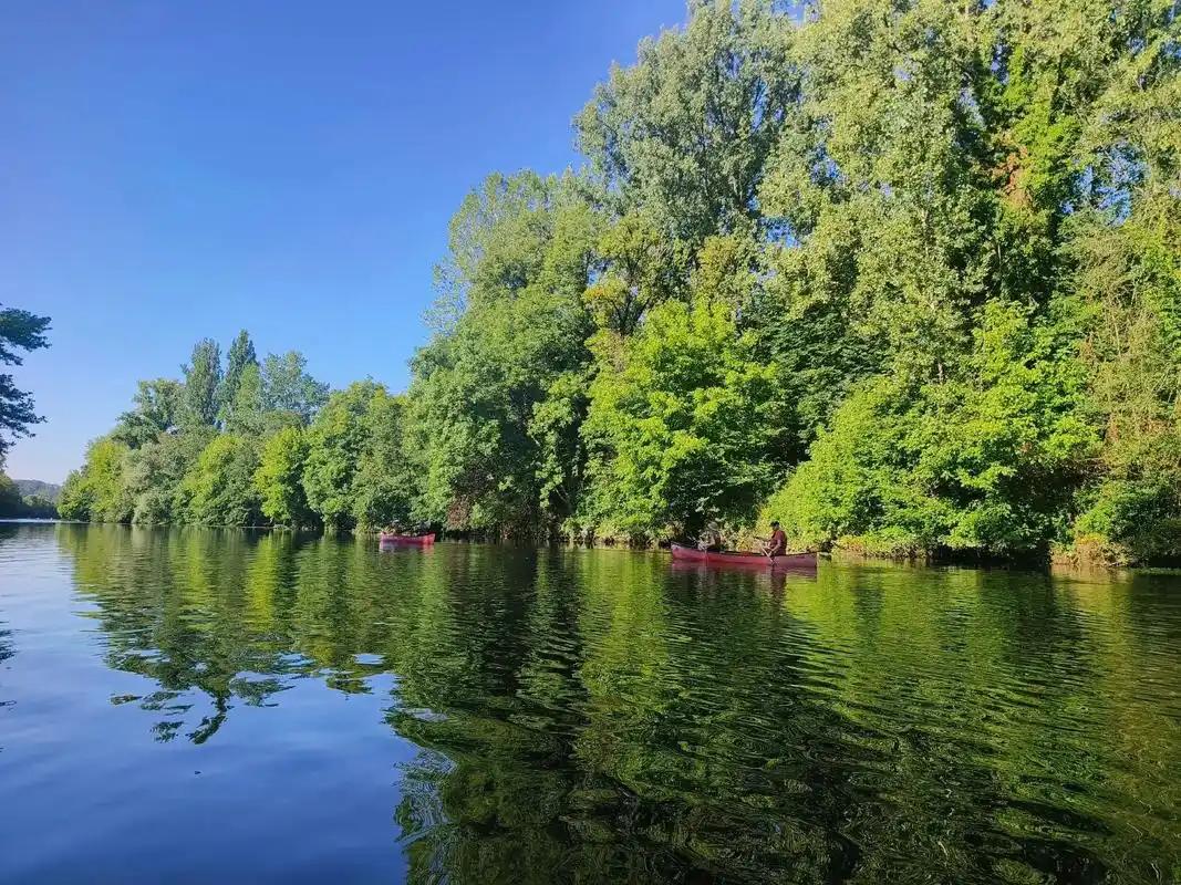 法国西南韦泽河(vezere)河岸风景旖旎,河水清澈,清幽僻 - 抖音