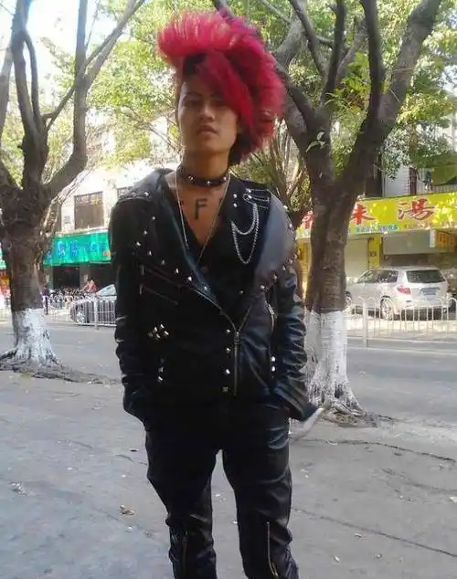 广东"杀马特教父"罗福兴:不愿做网红,拒绝富婆追求,回归现实_生活