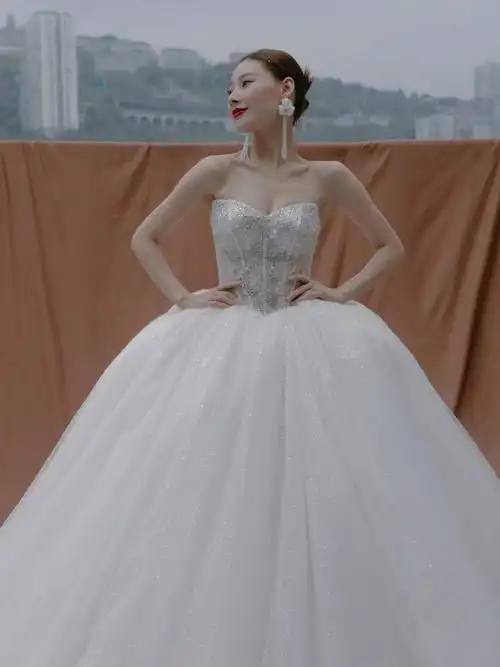 抹胸婚纱蓬蓬裙