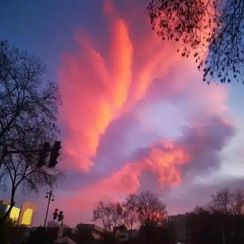 宁夏银川惊现火烧云美爆了16