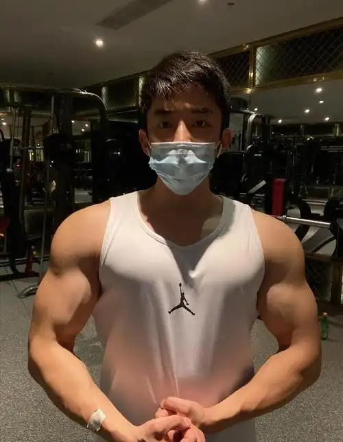 肌肉男神康顾琦,明星脸加上这健硕的肌肉,简直是完美男神