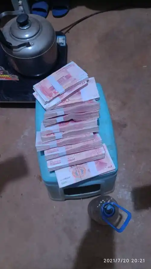 求一张6000左右现金照片或者视频放在桌子上拍的为了让家里