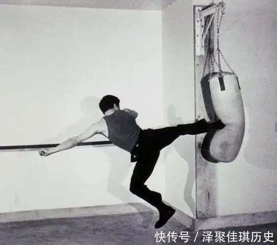 一组李小龙的珍贵训练照背部肌肉夸张图九或许是其猝死的原因