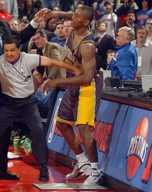 nba最严重斗殴!卷入"奥本山事件"的nba球员都穿了什么鞋