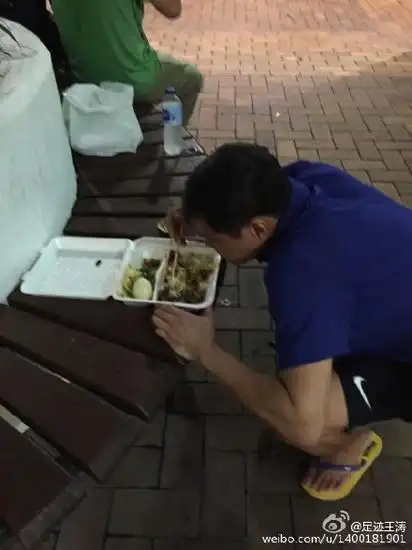 范志毅亚洲杯间蹲路边吃盒饭与东亚系亲密合影