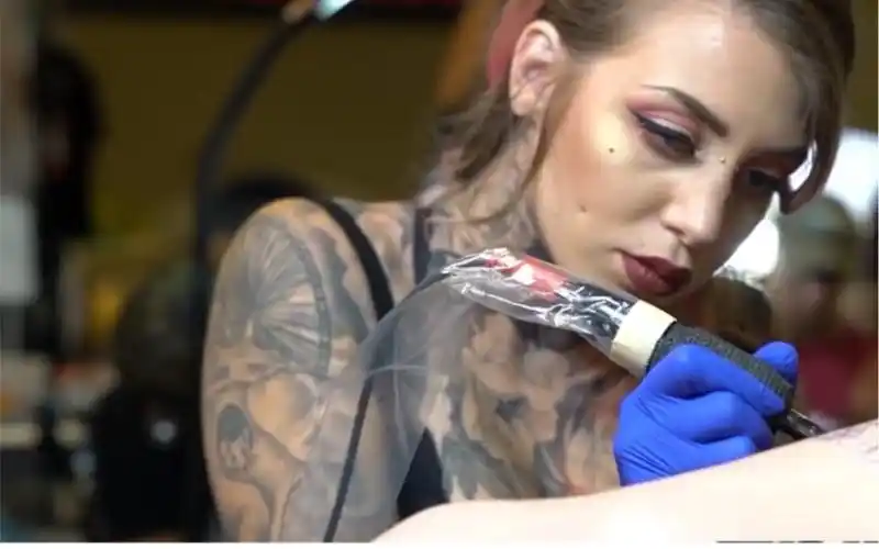 国外著名纹身师:美女师傅身材真好#纹身师日常##刺青##纹身##刺青艺术