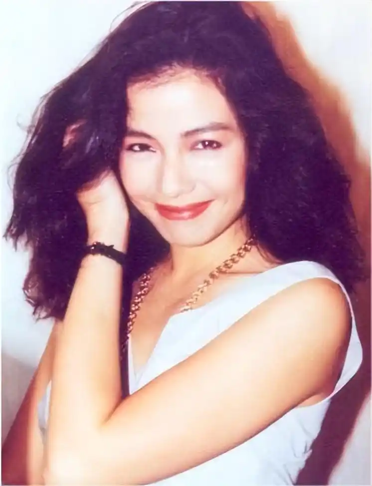 "香港第一美女"钟楚红近况曝光:丈夫去世16年,63岁无儿无女,曾经的一