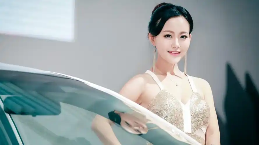 甜美靓丽车模桌面壁纸