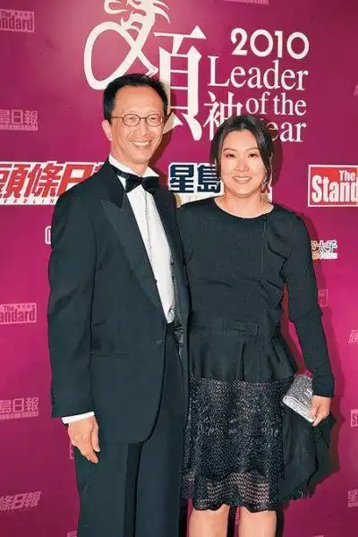 伏明霞与老公答谢媒人 十指紧扣揽腰秀恩爱(图)