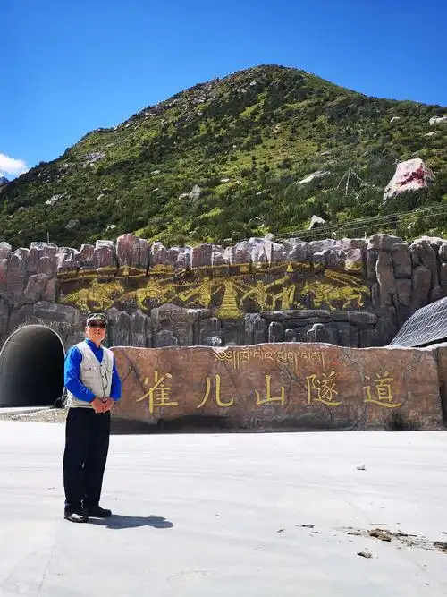 在雀儿山隧道没通之前,5050米的雀儿山垭口是317国道的鬼门关.
