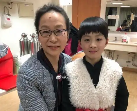 而奚美娟却成了单亲妈妈,如今63岁的奚美娟依然没有再结婚,儿子也成为