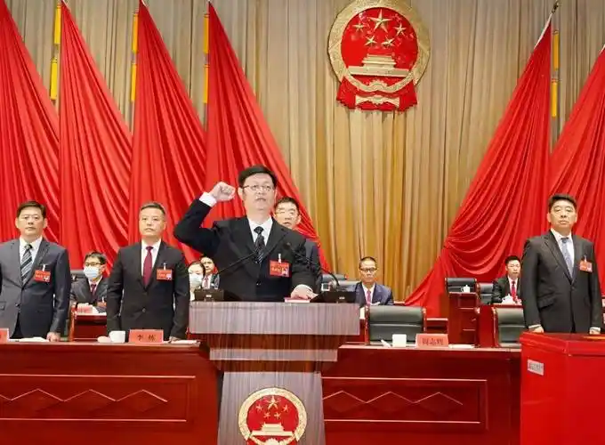 新当选的区人大常委会主任周志辉,新当选的区人民政府区长朱党其分别