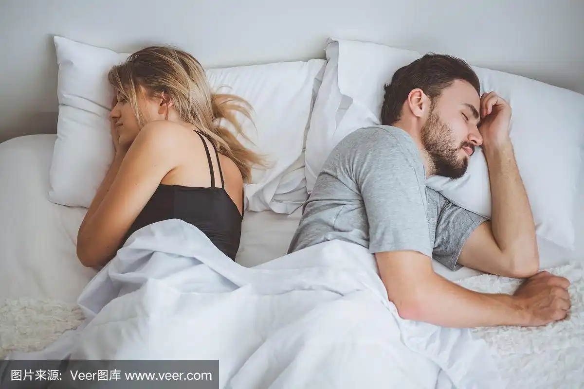 男人和女人,一对恋人睡在白色的床上