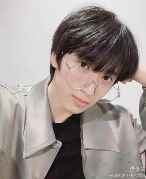 200413严浩翔分享自拍上演眼镜杀帅不自知的小严突然出现