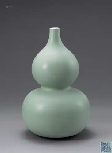 4047 清乾隆 豆青釉葫芦瓶