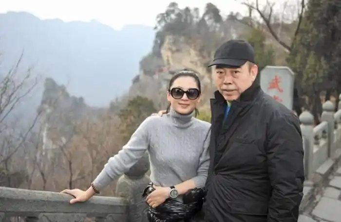 陈红老公陈红和大17岁老公走机场