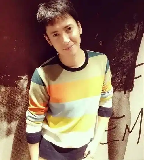 他是运气最好的"农民工":只因长相太帅,从工地搬砖到改行演戏_韩栋