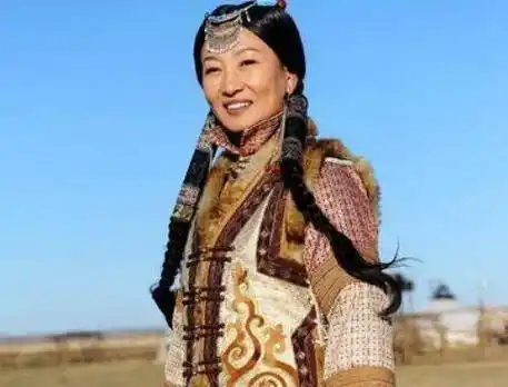 嫁给腾格尔后做全职太太,七年婚姻结束,如今57岁依旧单身_哈斯高娃