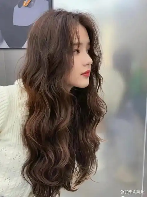 全头烫发一点也不老气,非常的简约大方不做作,更是有着淑女的气质.