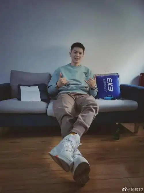 会打篮球的男孩子年纪大了也帅辽宁篮球队的主教练杨鸣就是例子