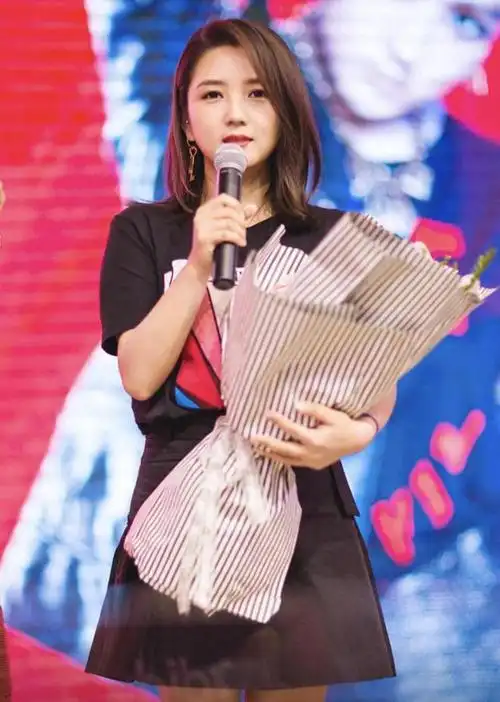 恭喜何洁终于穿对黑色t恤配百褶短裙成功显瘦至少10斤