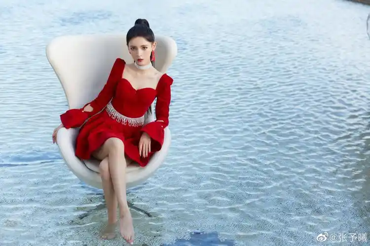 29岁张予曦又美又帅,衬衫搭裙绑带鞋,造型酷酷不好惹!