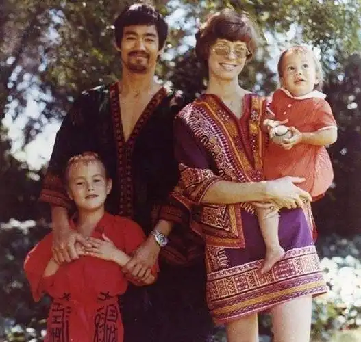 李香凝简介父亲哥哥相继离世小龙女李香凝重谱人生传奇