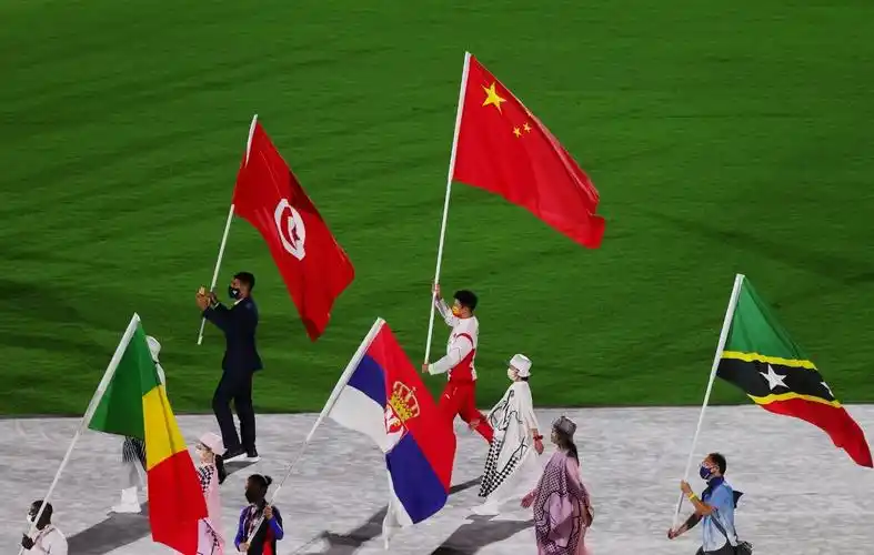 东京奥运会闭幕式举行,中国代表团旗手苏炳添入场