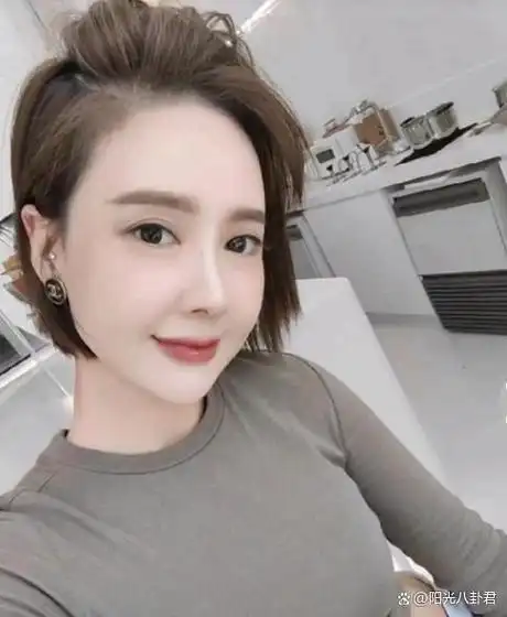 杨鸣离婚案12月开庭,在撕渣男的手段上,唐佳良比李靓蕾高明