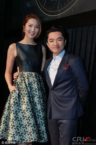 王祖蓝与老婆李亚男秀最萌身高差 互动甜一脸