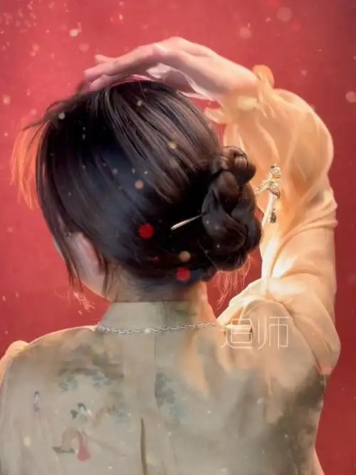 饱满后脑勺麻花辫盘发