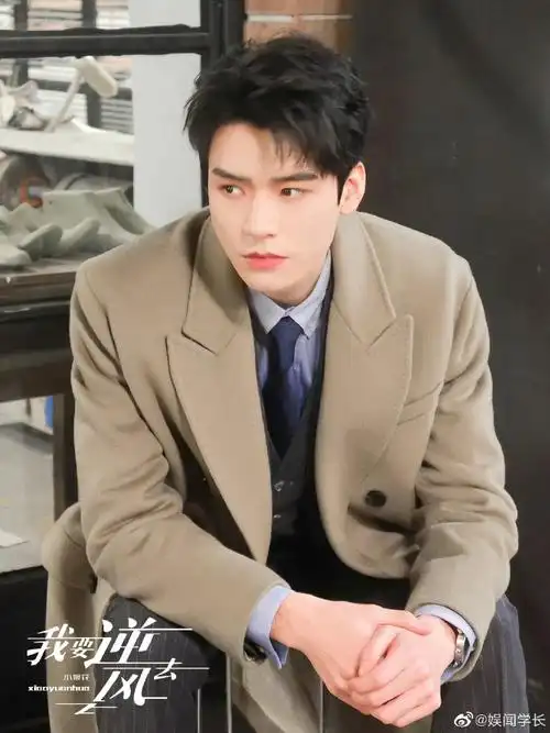 龚俊腾岳现代装随拍##龚俊我要逆风去徐斯最新剧照