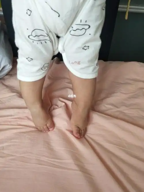六个月宝宝站立