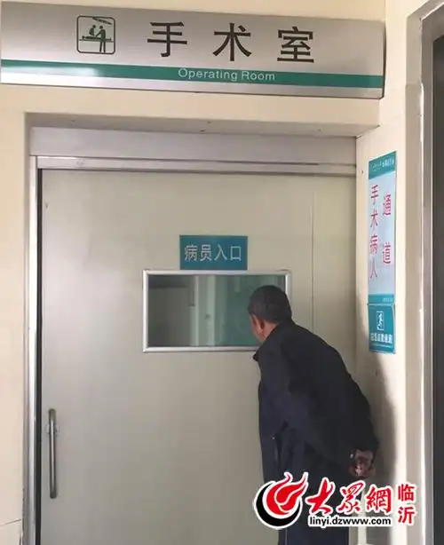 等候在手术室外的小心诚的"爸爸"苏宪法,担心小心诚,几次起身到手