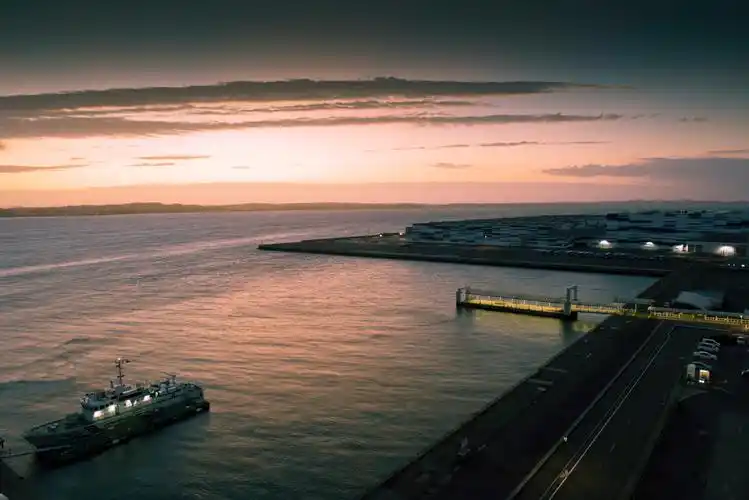 位于日本三大海湾之一的伊势湾,也有填海造地的名古屋国际机场,清晨