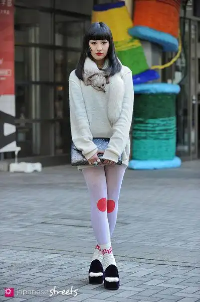 外套配白色丝袜另类混搭