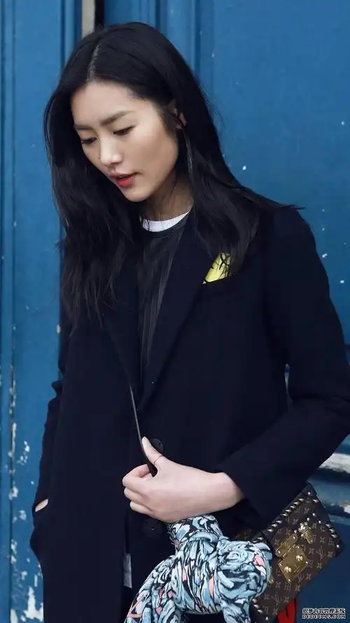 中国超模刘雯街拍大片