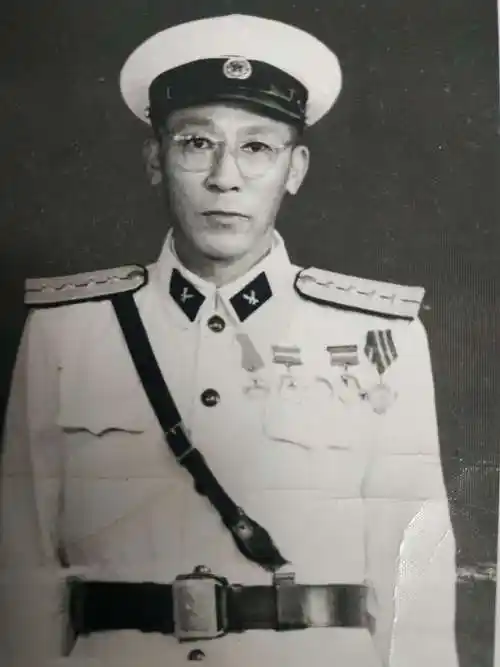解放以后这支部队改制为海军,父亲职位大尉.