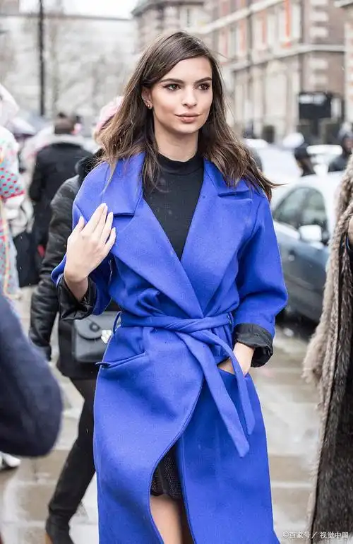 深宝蓝色大衣内搭配什么颜色好看