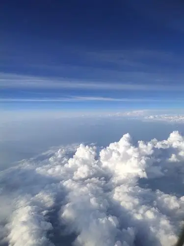 在飞机上拍到的滚滚云海