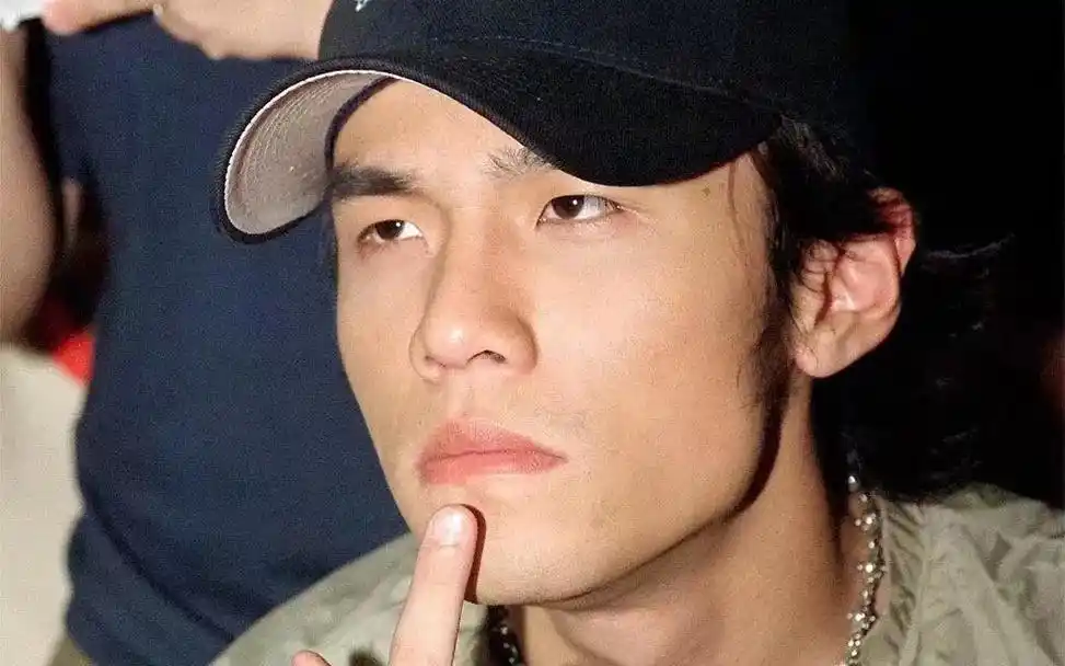 周杰伦上次上春晚大概在2021年 - 抖音