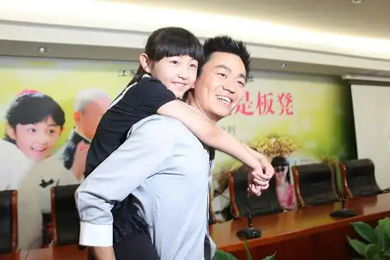 王宝强,张子枫现身南京发布会